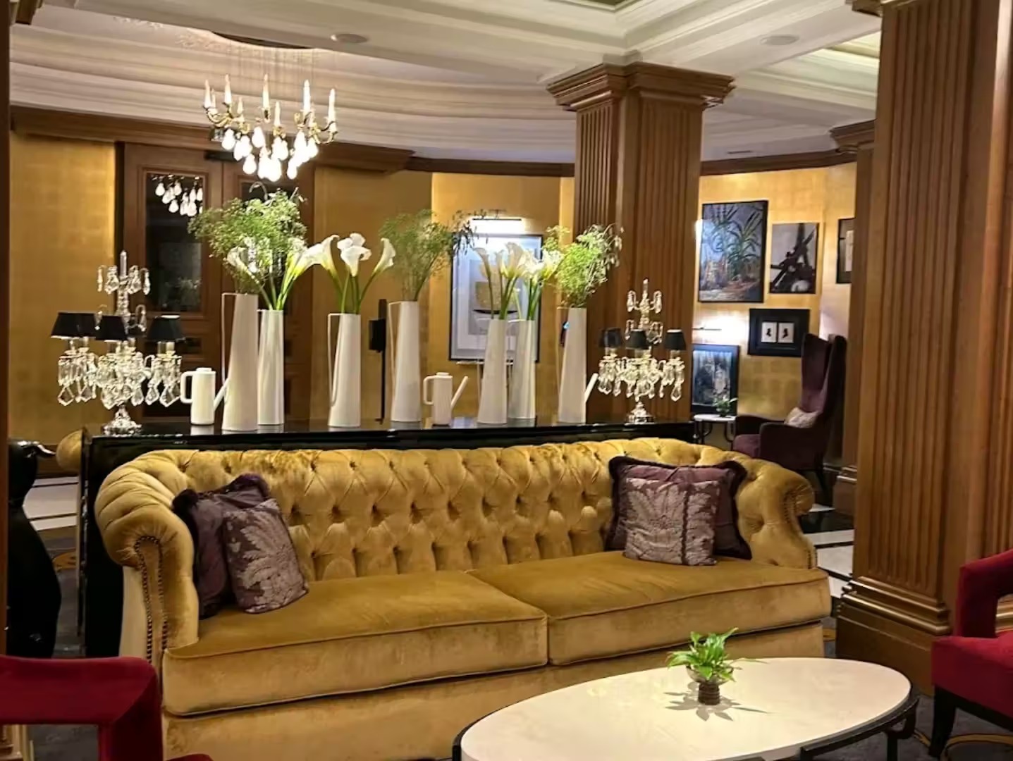 Eleganckie wnętrze restauracji wieczorem
